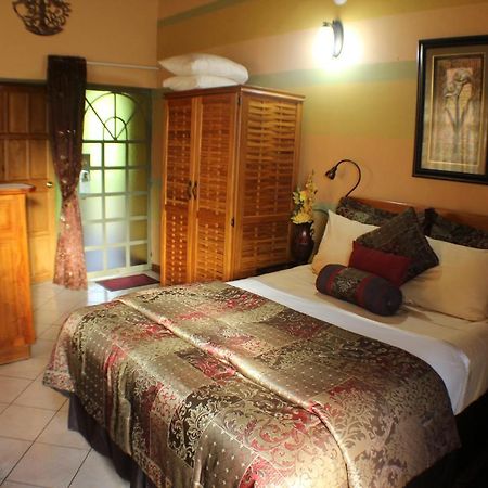 Bon Accord Village Native Abode Bed & Breakfast エクステリア 写真