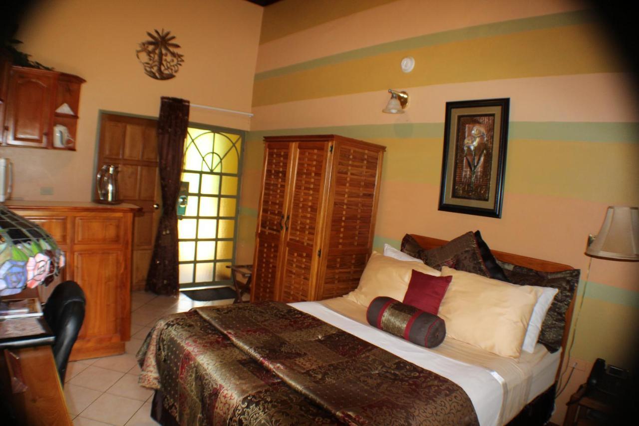 Bon Accord Village Native Abode Bed & Breakfast エクステリア 写真